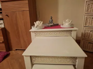 Mesitas auxiliares de madera con diseño