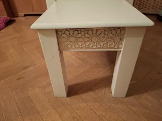 Mesitas auxiliares de madera con diseño