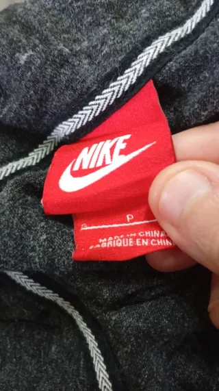 Chaqueta deportiva Nike con capucha y cremallera