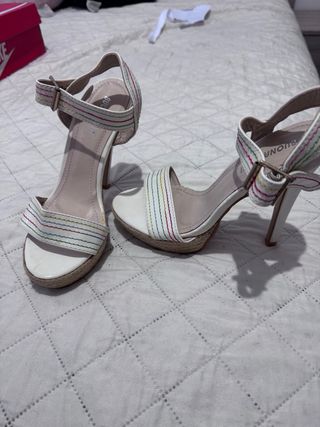 Sandali bianchi con cuciture colorate