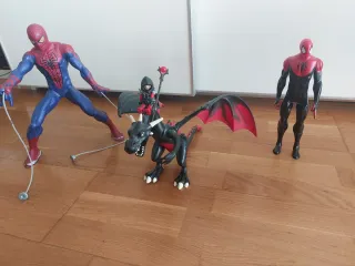 Lote de 2 Spiderman  Marvel y 1 Dragón playmovil