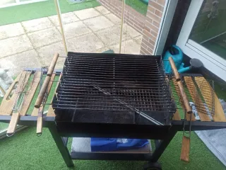 Barbacoa con parrillas regulables