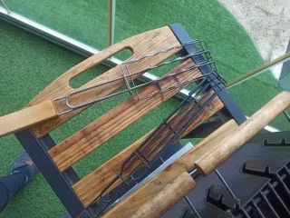 Barbacoa con parrillas regulables