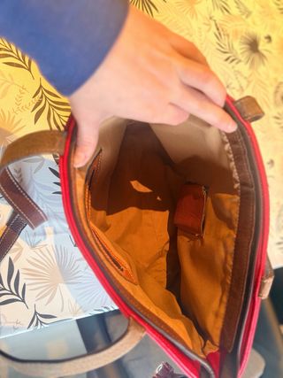 Bolso de piel marrón y rojo