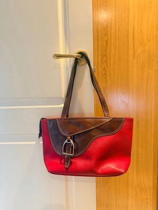 Bolso de piel marrón y rojo
