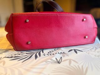 Bolso de piel marrón y rojo