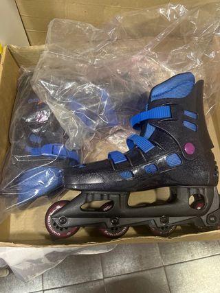 Patines en línea azules y negros