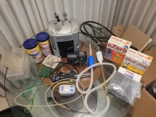 Acuario con accesorios
