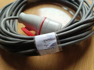 Manguera eléctrica gris con enchufe