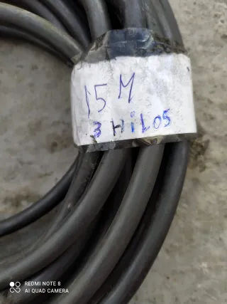 Manguera eléctrica gris con enchufe