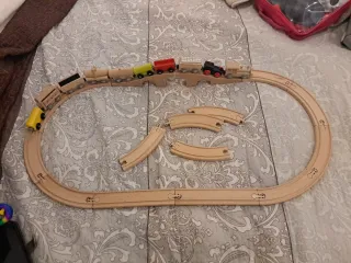 Trenes de madera y vías