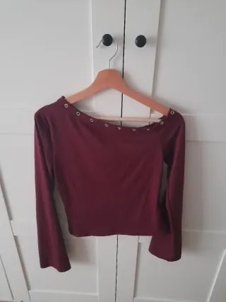 Camiseta granate con tachuelas sin estrenar