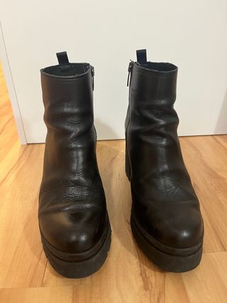 Botines de piel de tacón con plataforma negros.