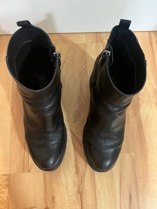 Botines de piel de tacón con plataforma negros.