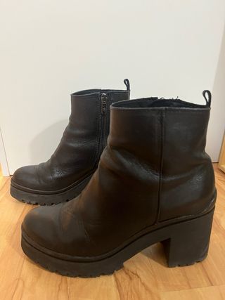 Botines de piel de tacón con plataforma negros.