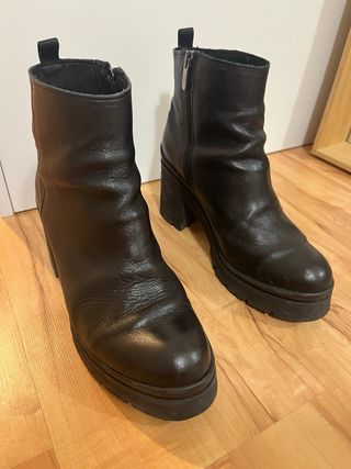Botines de piel de tacón con plataforma negros.