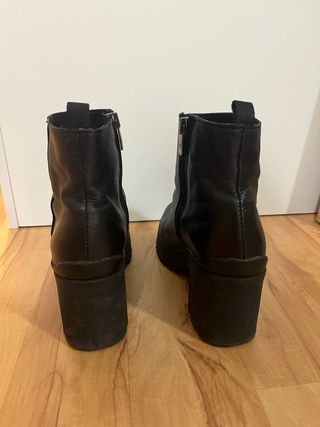 Botines de piel de tacón con plataforma negros.