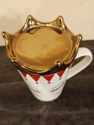 Tazza con corona dorata