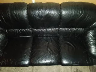 Sofá de piel negro