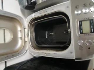 Panificadora y amasadora blanca