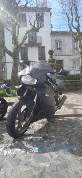 Ducati 750 Sport Icon Dark Negra