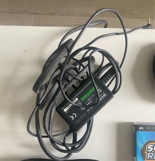 PSP + Cargador, 2 Fundas y 5 Juegos