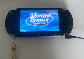 PSP + Cargador, 2 Fundas y 5 Juegos