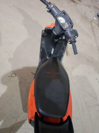 Yamaha BWS Naranja y Negra