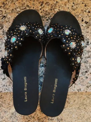 Ciabattine Laura Biagiotti Nere con Dettagli Oro