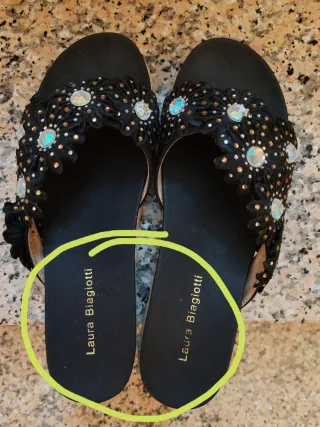 Ciabattine Laura Biagiotti Nere con Dettagli Oro