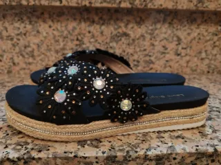 Ciabattine Laura Biagiotti Nere con Dettagli Oro