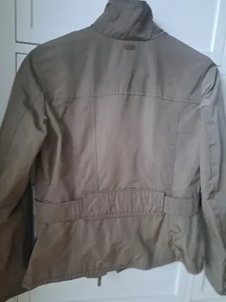 Gabardina corta Massimo Dutti verde oliva