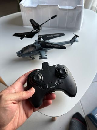 Helicóptero de juguete AH-64 con mando