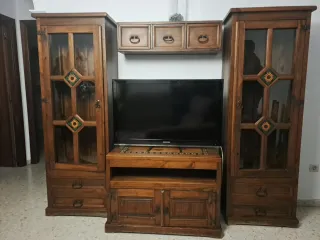 Mueble de salón de madera y cristal