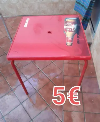 Mesa de terraza Cruzcampo roja.