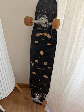 Longboard con diseño tribal. Decathlon