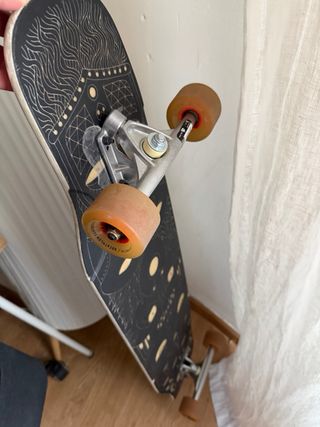 Longboard con diseño tribal. Decathlon