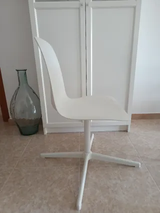 Silla blanca giratoria para escritorio