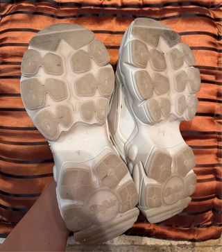 Zapatillas beige con cadena dorada Buffalo