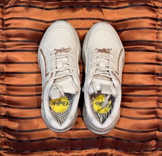 Zapatillas beige con cadena dorada Buffalo