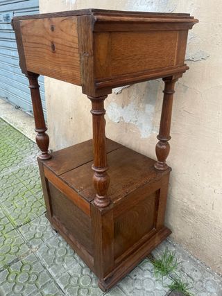 Mesita de noche antigua de madera