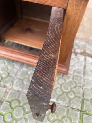 Mesita de noche antigua de madera