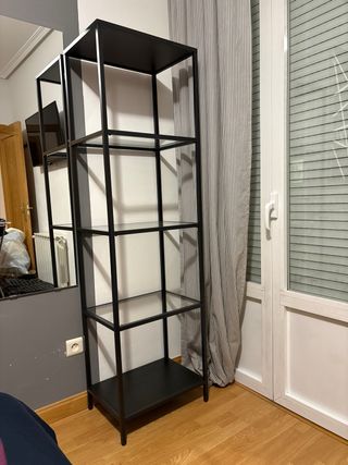 Estantería metálica negra moderna