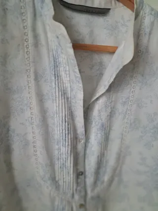 Blusa blanca floral azul