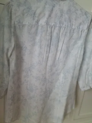 Blusa blanca floral azul