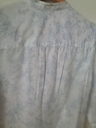 Blusa blanca floral azul