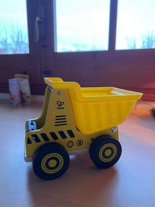 Camión volquete Hape de madera