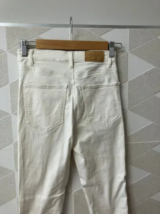 Pantalón vaquero Stradivarius beige