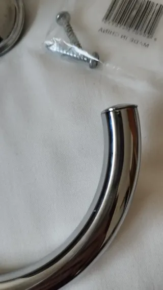 Toallero de baño plateado