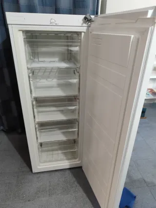 Congelador Vertical *NUEVO* Blanco Marca ARTICA